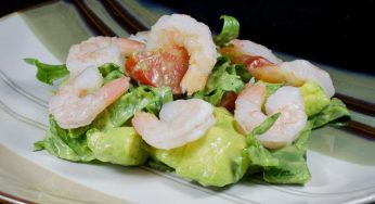 Green Salad with Tomatoes, Avocados and Shrimps