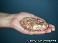 To form minced cutlets with mushroom stuffing inside