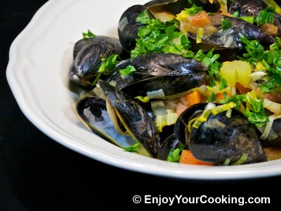 Mussels Steamed with Vegetables in White Wine