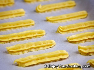 Use the same tip on 45 degrees to make long eclairs