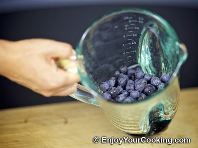 Recipe for Blueberry and Ice Cream Milkshake: Step 2