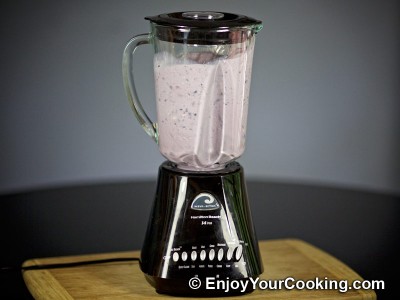 Recipe for Blueberry and Ice Cream Milkshake: Step 5