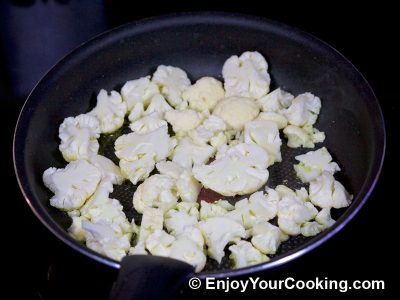 Cauliflower Fried with Eggs and Tomatoes: Step 2