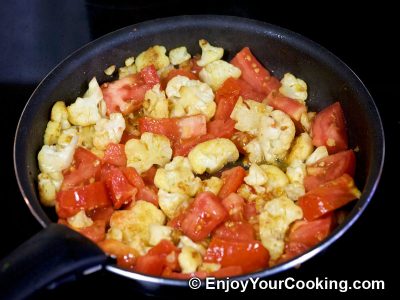 Cauliflower Fried with Eggs and Tomatoes: Step 3