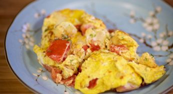 Cauliflower Fried with Eggs and Tomatoes